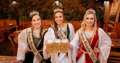 Realeza Oktoberfest Campos do Jordão: Rainha Barbara Santos (ao centro), acompanhada das princesas Nicolly Kazmierczak e Natália Castro - Foto/Divulgação: Tafnis Prado